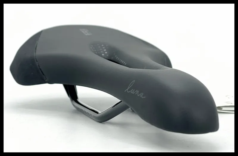 Fizik Luna X5 Alloy Regular 141 mm Black Black Womens MTB Saddle